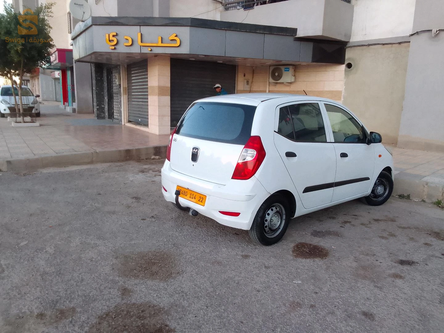 سيارة نضيفة فيها زوج تاع  بارشوك معاودين نضافة