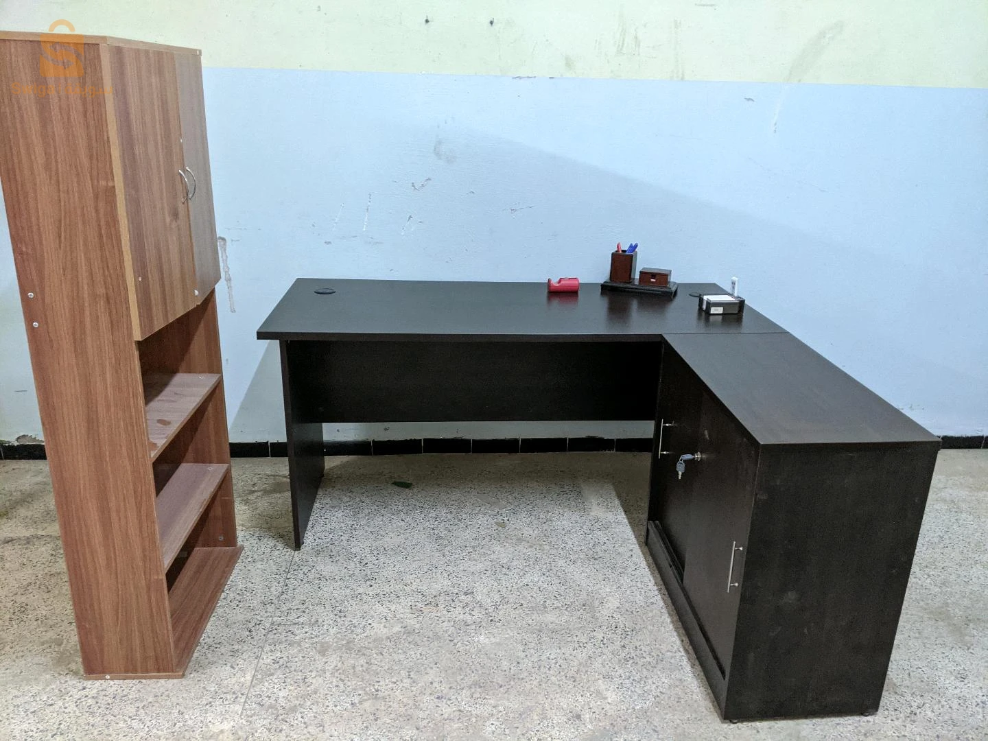 un bureau avec l'armoire