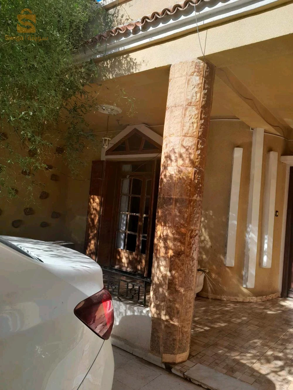 فيلا 3طوابق في حي نظيف وهادئ زائد حديقة زائد مكان لركن 3سيارات زائد سطح ماء غاز كهرباء كل شيء ريڨلو فيلا مكملة قرايتها ارواح تسكن وفقط