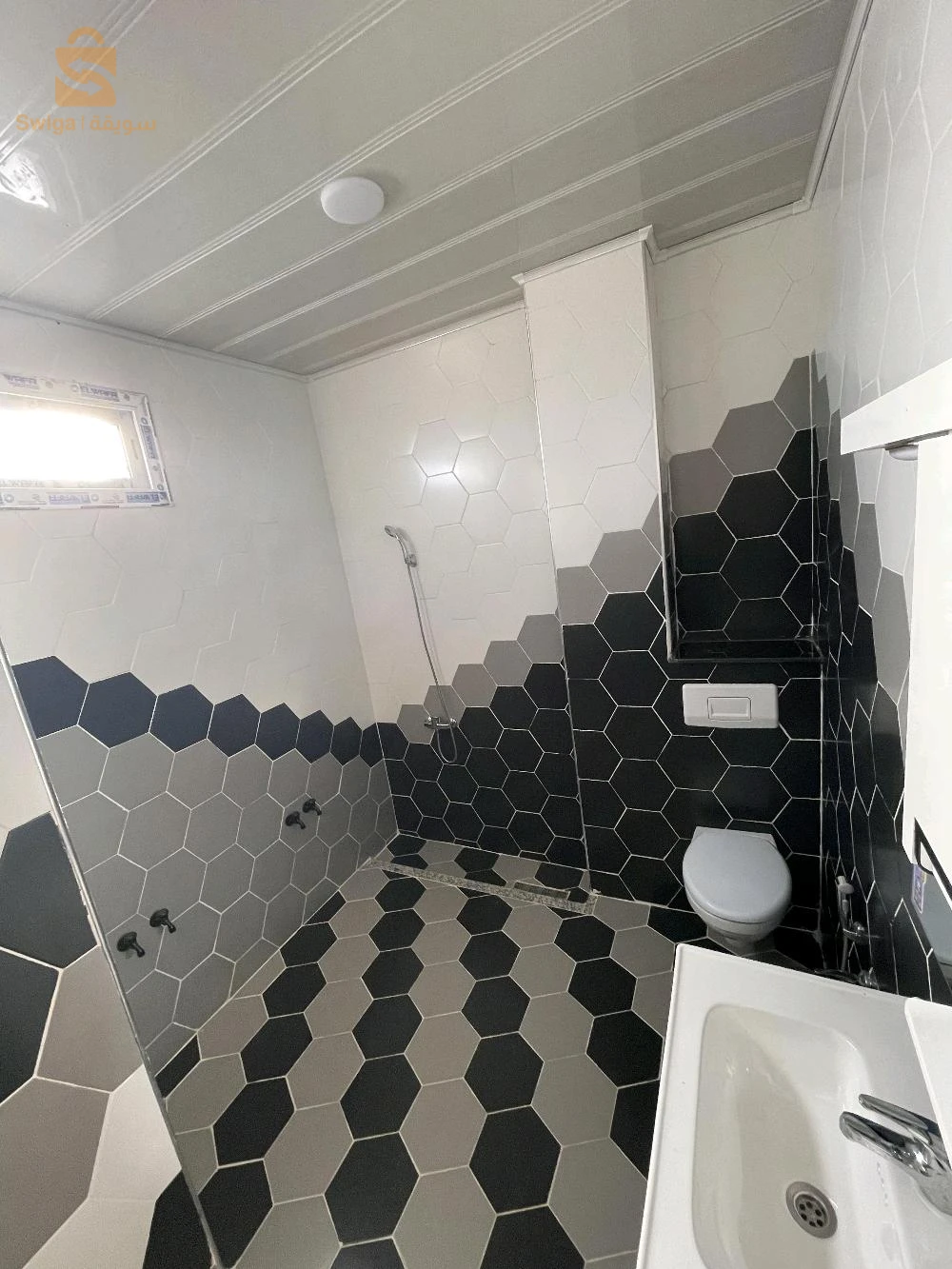 appartement F4 7eme étage a Oran cité peti