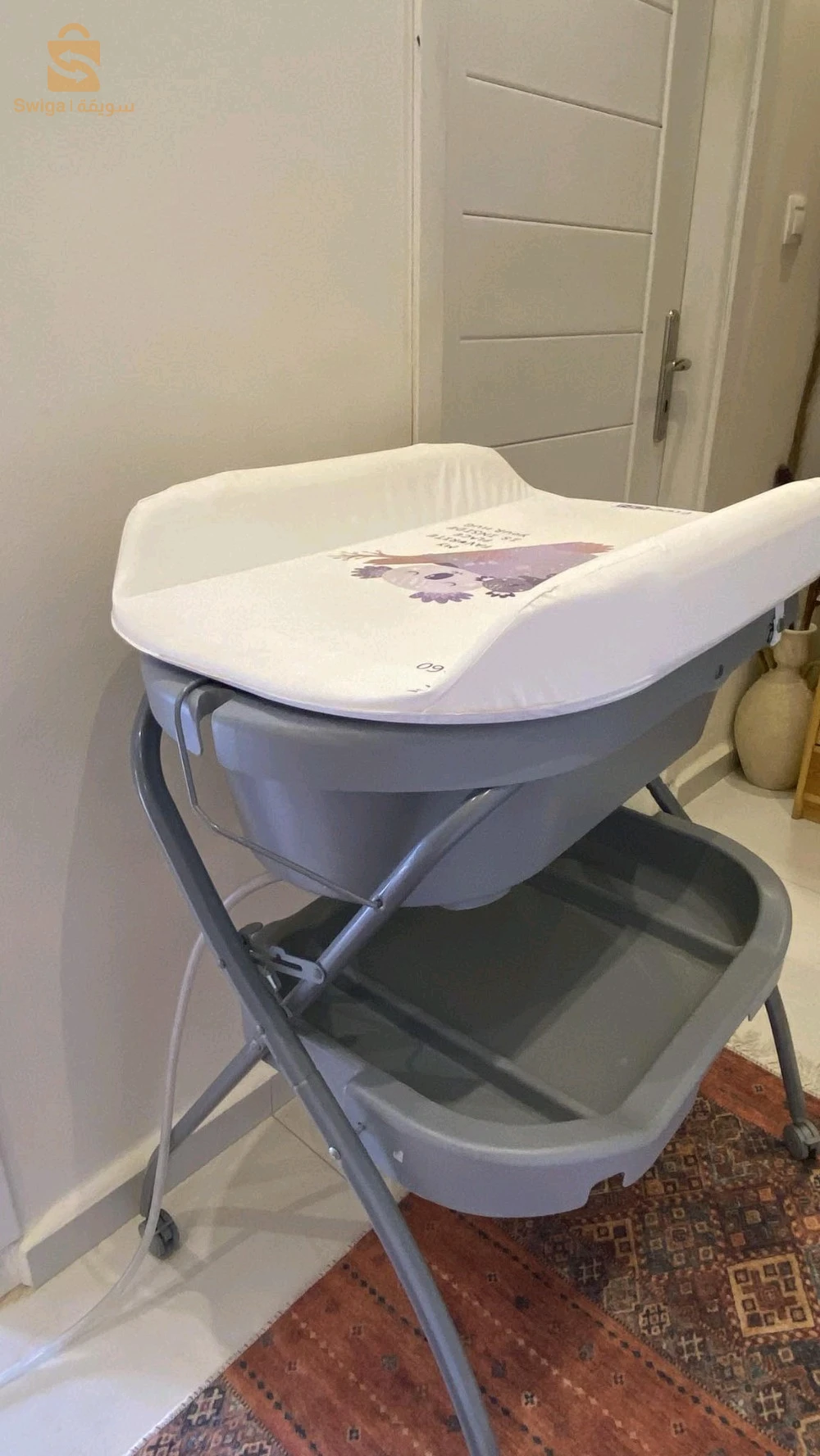 table de change bébé avec baignoire de la marque free One excellent état prix d'origine 20.000 Da