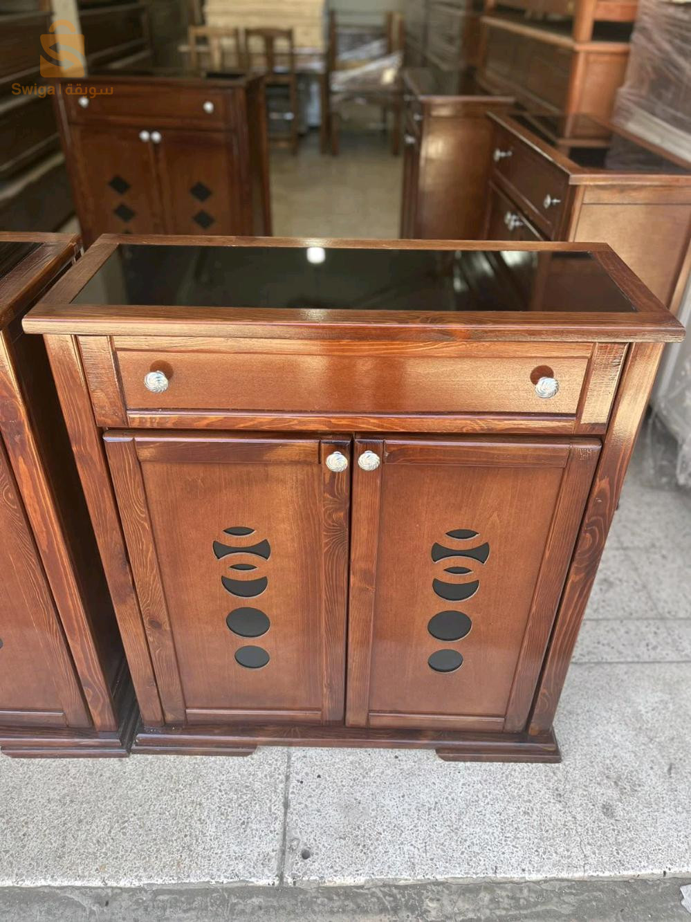 خزانة احذية مصنوعة من الخشب الاحمر