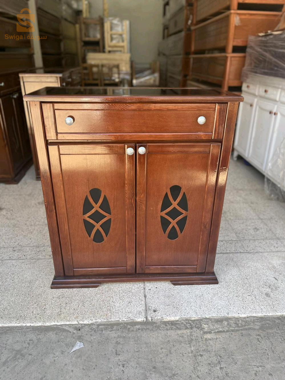 خزانة احذية مصنوعة من الخشب الاحمر