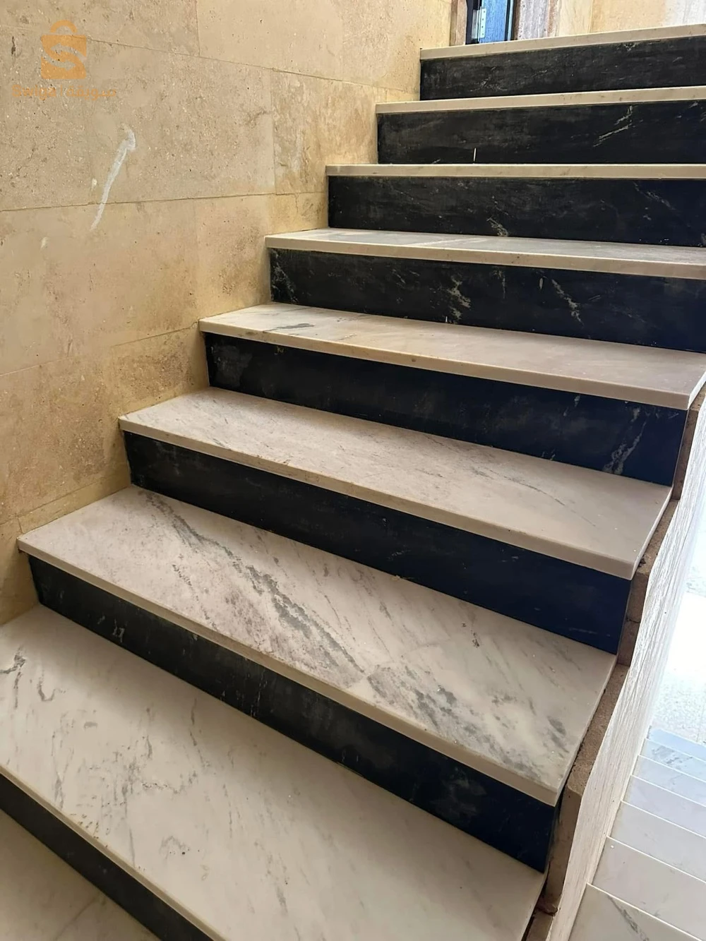 حجر والرخام بتغليف البيوت والمساجد والمسابح