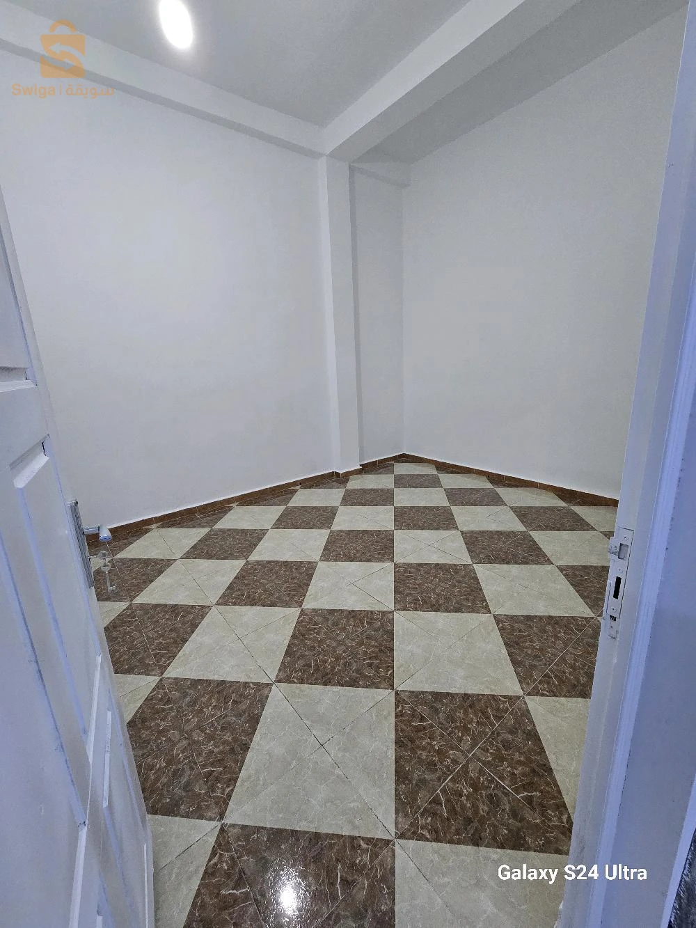 محل للكراء في توفيل ( عين مليلة ) مقابل السبيطار من الجهة الخلفية المساحة 140 متر + غرفة + دوش و مرحاض ، يصلح لورشة خياطة او ستوك  او ماشبه ذالك 
للإستفسار : 0661691853