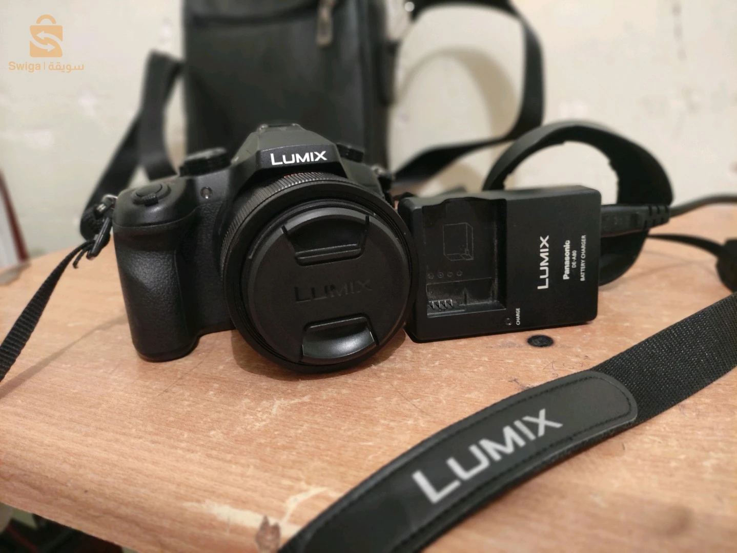 LUMIX PANASONIC DMC-FZ1000
F2.8
ISO 32000
25-400mm zoom
WIFI 
INPUT:(mic, hdmi ,av out/digital)
49 point of auto focus
LCD flip out screen 3:2
RAW photos with 20 miga pixel
4K 25fps 100mp/s
1080p 50fps.
HD 100fps (slowmotion)
flash,viewfinder, battery charger,
BATTERY: 400 click, ~2h for video
EASY MENU TO USE
filming 29min contenu with 4k