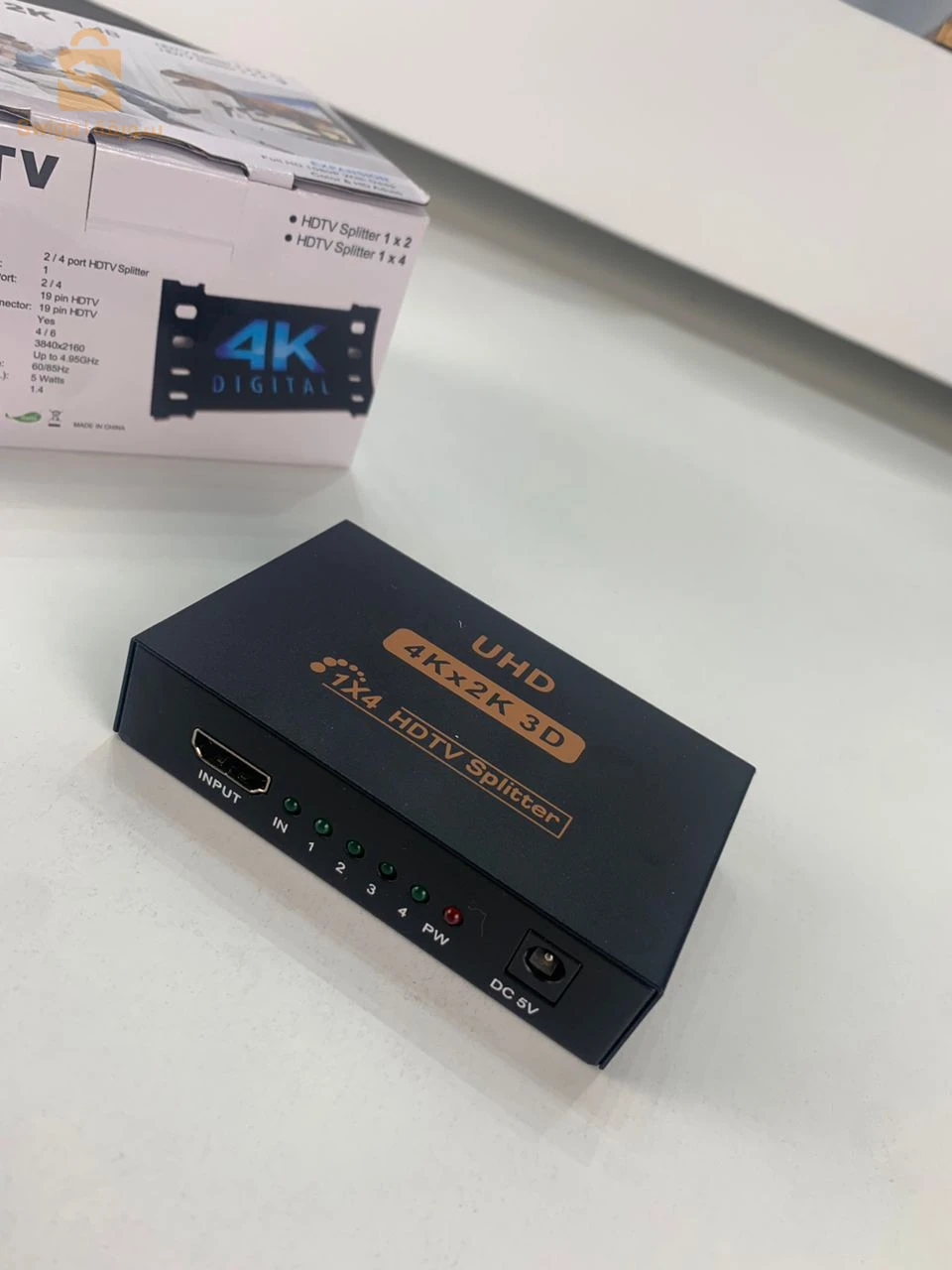 🛒 عندك جهاز واحد وحاب تم عرضه على 4 شاشات؟ 📺🎮 الحل السهل مع موزع HDMI 1x4