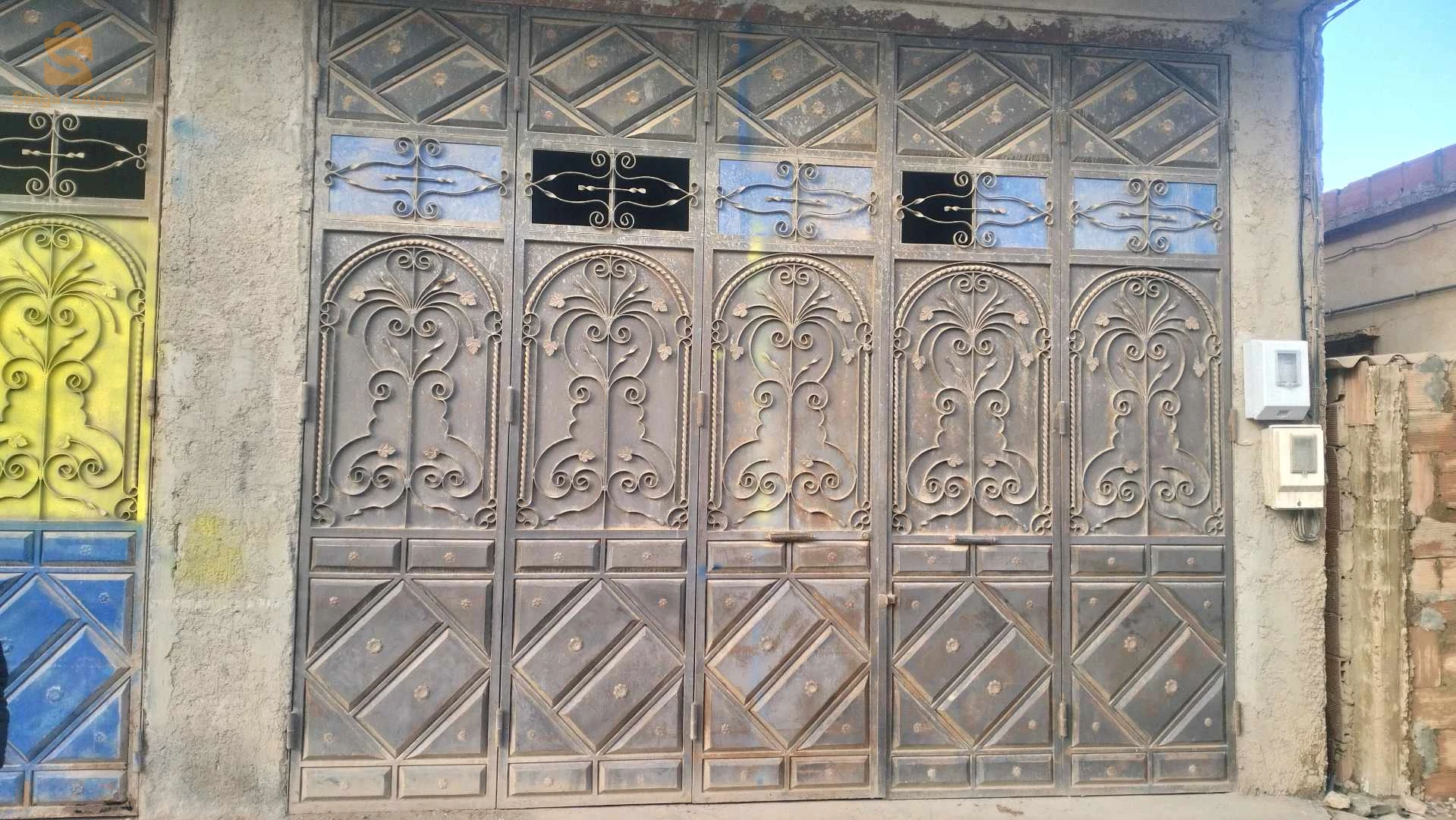 بورتاي شباب باقي جديد او راكب فيه 5 دفات وباب صغير الطول 4.50 والعلو 380