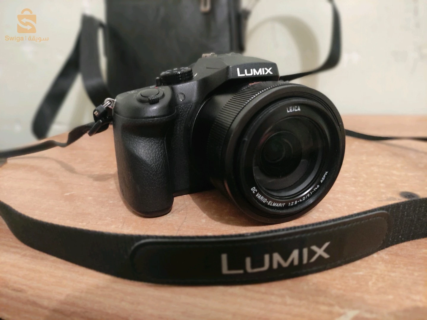 LUMIX PANASONIC DMC-FZ1000
F2.8
ISO 32000
25-400mm zoom
WIFI 
INPUT:(mic, hdmi ,av out/digital)
49 point of auto focus
LCD flip out screen 3:2
RAW photos with 20 miga pixel
4K 25fps 100mp/s
1080p 50fps.
HD 100fps (slowmotion)
flash,viewfinder, battery charger,
BATTERY: 400 click, ~2h for video
EASY MENU TO USE
filming 29min contenu with 4k