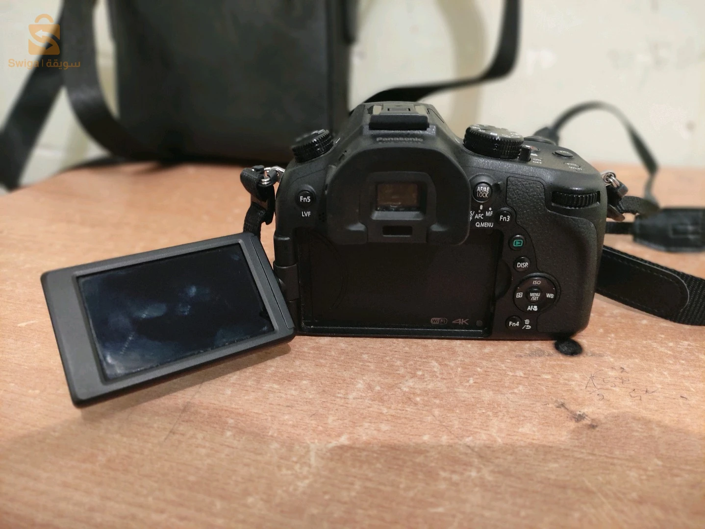 LUMIX PANASONIC DMC-FZ1000
F2.8
ISO 32000
25-400mm zoom
WIFI 
INPUT:(mic, hdmi ,av out/digital)
49 point of auto focus
LCD flip out screen 3:2
RAW photos with 20 miga pixel
4K 25fps 100mp/s
1080p 50fps.
HD 100fps (slowmotion)
flash,viewfinder, battery charger,
BATTERY: 400 click, ~2h for video
EASY MENU TO USE
filming 29min contenu with 4k