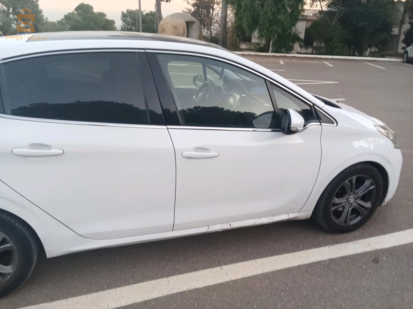 fiha 2 raccord sghar maybanoch ga3 
voiture très propre ta3 ksiba 
moteur 10/10
suspension 10/10
0655349562