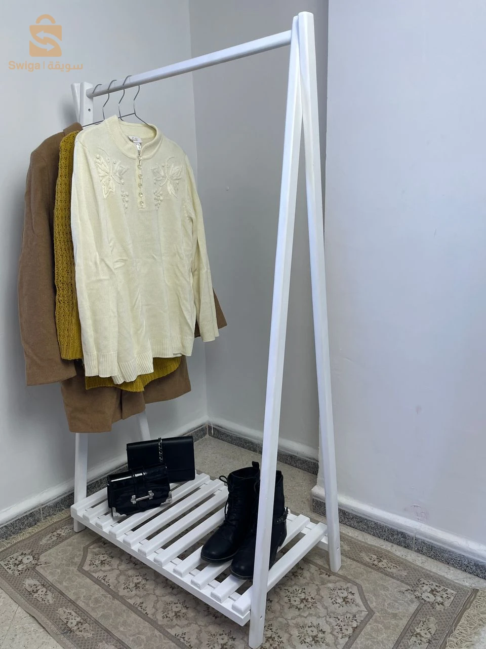 porte vetement pliable en bois rouge