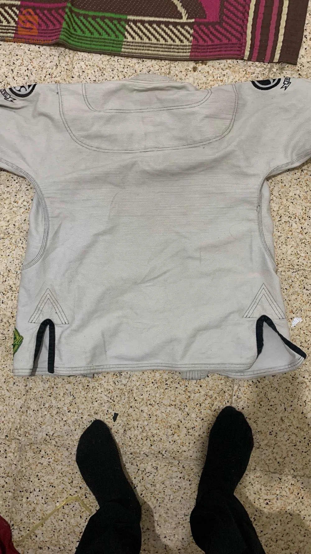 Kimono Jiu-jitsu sans pantalon
Taille a1
Prix 4500da 
Il a une pièce simple qui est très bien restaurée
Sa marque  x shoyoroll x