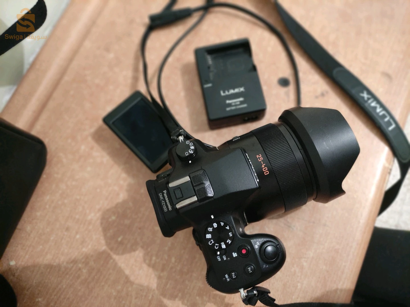 LUMIX PANASONIC DMC-FZ1000
F2.8
ISO 32000
25-400mm zoom
WIFI 
INPUT:(mic, hdmi ,av out/digital)
49 point of auto focus
LCD flip out screen 3:2
RAW photos with 20 miga pixel
4K 25fps 100mp/s
1080p 50fps.
HD 100fps (slowmotion)
flash,viewfinder, battery charger,
BATTERY: 400 click, ~2h for video
EASY MENU TO USE
filming 29min contenu with 4k