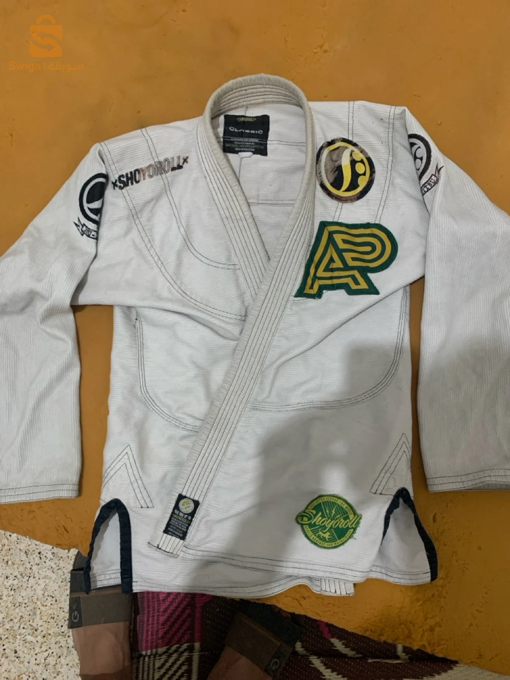 Kimono Jiu-jitsu sans pantalon
Taille a1
Prix 4500da 
Il a une pièce simple qui est très bien restaurée
Sa marque  x shoyoroll x