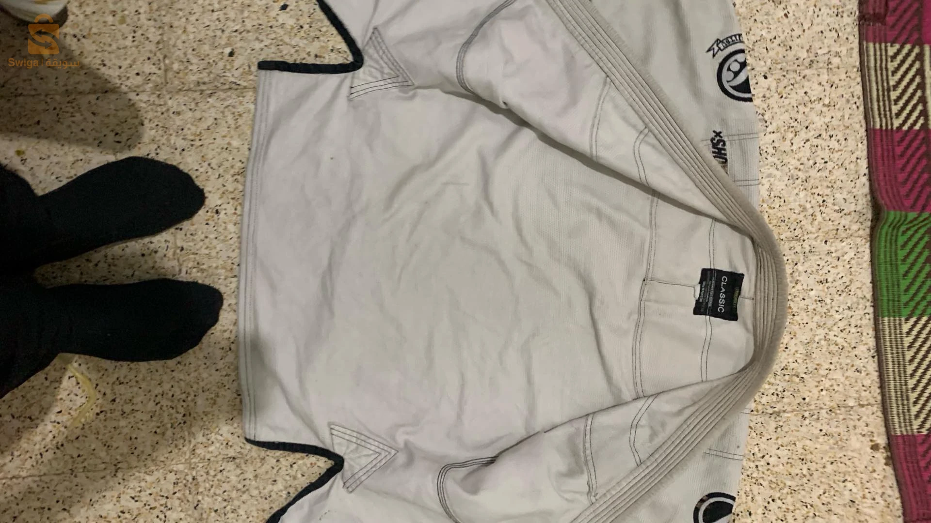 Kimono Jiu-jitsu sans pantalon
Taille a1
Prix 4500da 
Il a une pièce simple qui est très bien restaurée
Sa marque  x shoyoroll x