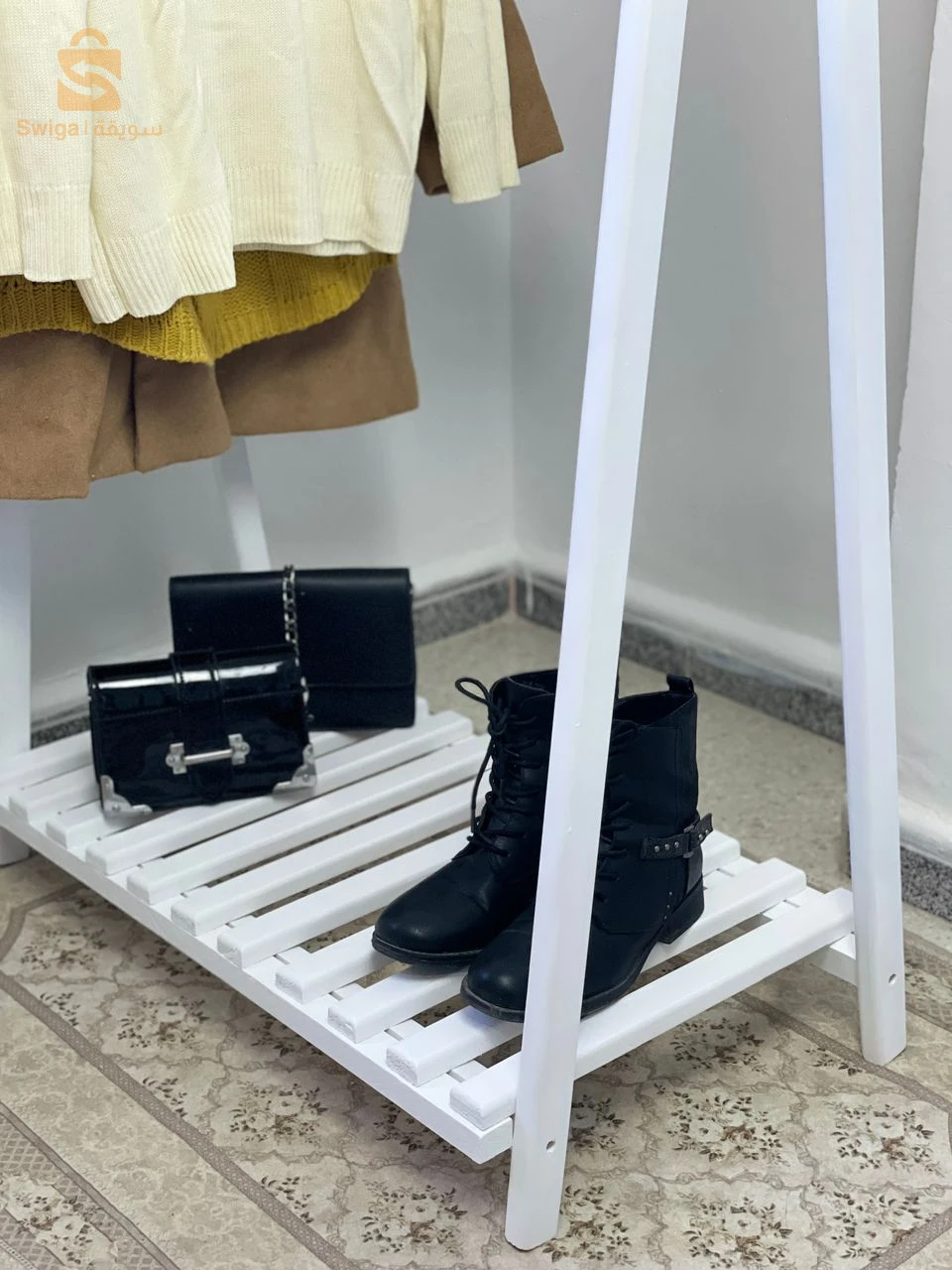 porte vetement pliable en bois rouge