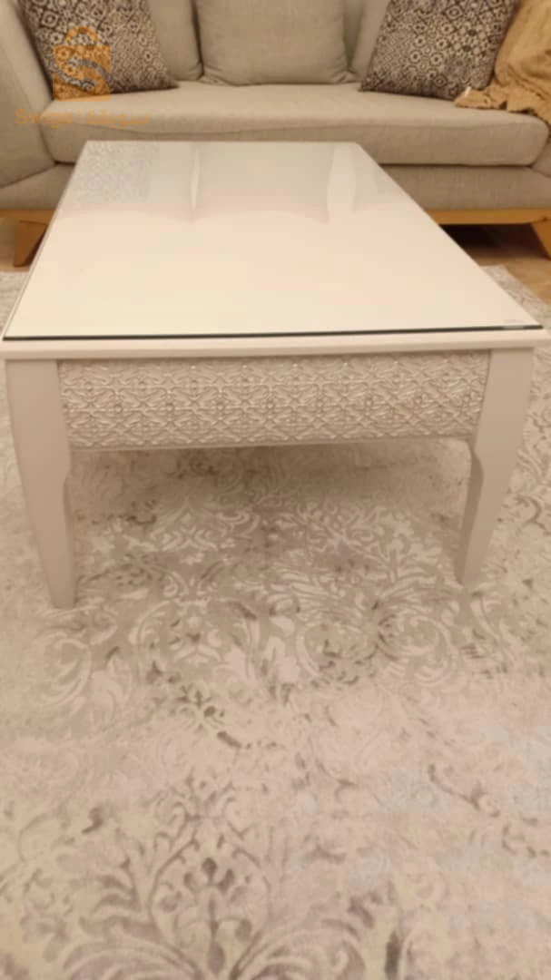 Salon Qaada à vendre: 2 canapés, table basse, table de coin, table TV.