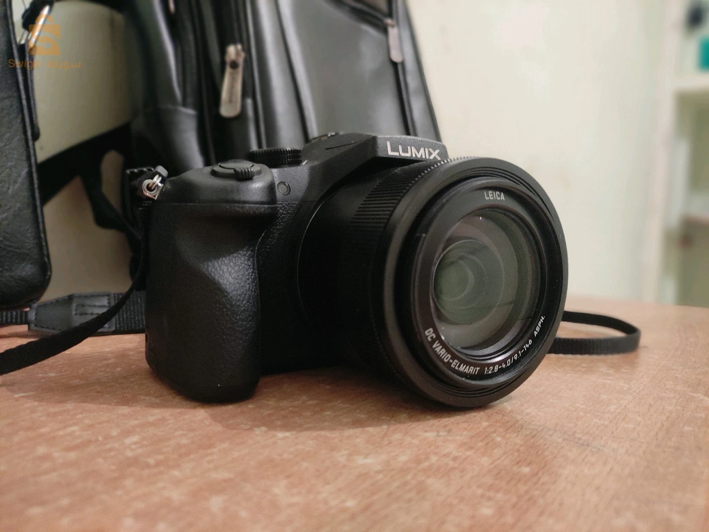 LUMIX PANASONIC DMC-FZ1000
F2.8
ISO 32000
25-400mm zoom
WIFI 
INPUT:(mic, hdmi ,av out/digital)
49 point of auto focus
LCD flip out screen 3:2
RAW photos with 20 miga pixel
4K 25fps 100mp/s
1080p 50fps.
HD 100fps (slowmotion)
flash,viewfinder, battery charger,
BATTERY: 400 click, ~2h for video
EASY MENU TO USE
filming 29min contenu with 4k