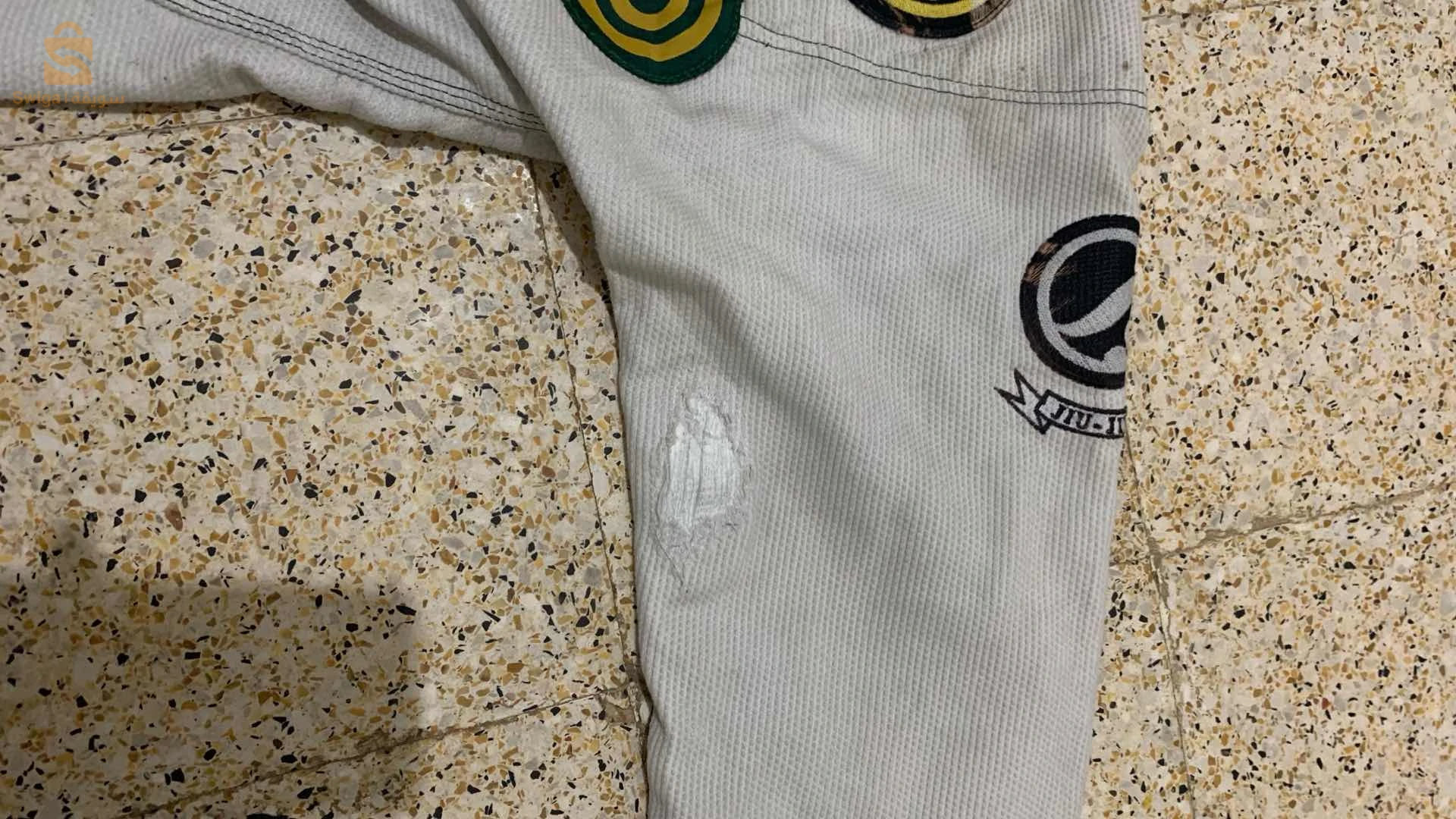 Kimono Jiu-jitsu sans pantalon
Taille a1
Prix 4500da 
Il a une pièce simple qui est très bien restaurée
Sa marque  x shoyoroll x