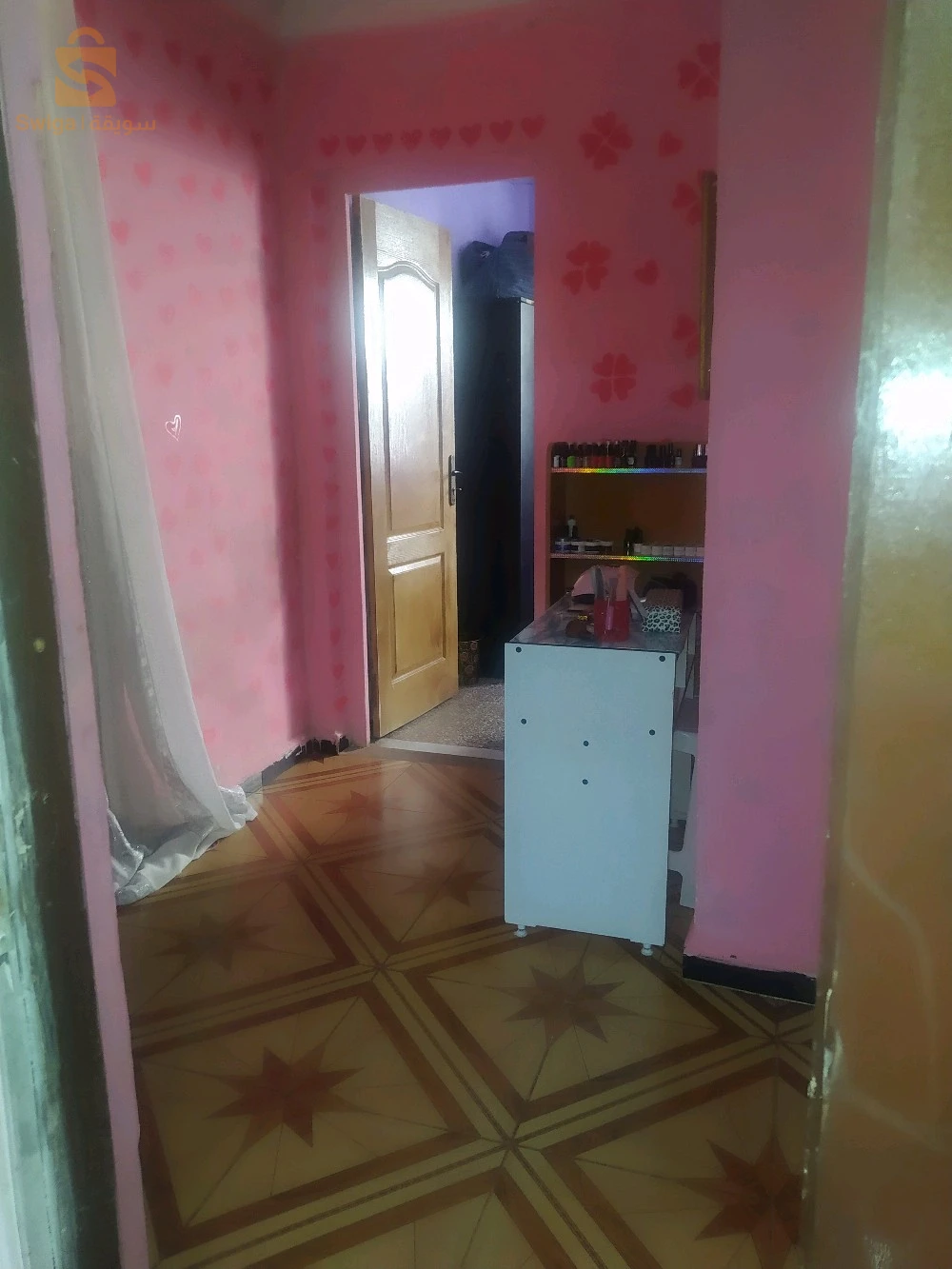 je met en vente appartement style colonial aménagé dans une cohabitation au niveau d'El biar situé dans un cartier calm pré de l'hôpital bitraria et CCI balegh le prix de vente 1 milliards 300 même prix d'achat sans compter les rénovations