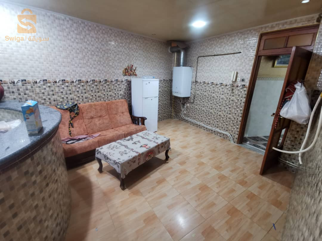 الطابق الاول قاراجات و كاين صوندة تاع ماء مع حوس
الطابق الثاني 03 غرف كبيرة و كوزينة و حمام صونة
الطابق الثالث 04 غرف كبيرة و كوزينة كبيرة و كاين شوفاج سونترال
الطابق الثالث 02 غرف كبيرة و سطح فيه وحد 200 متر
المهتم فقط يتصل
ليفري فونصي و عقد