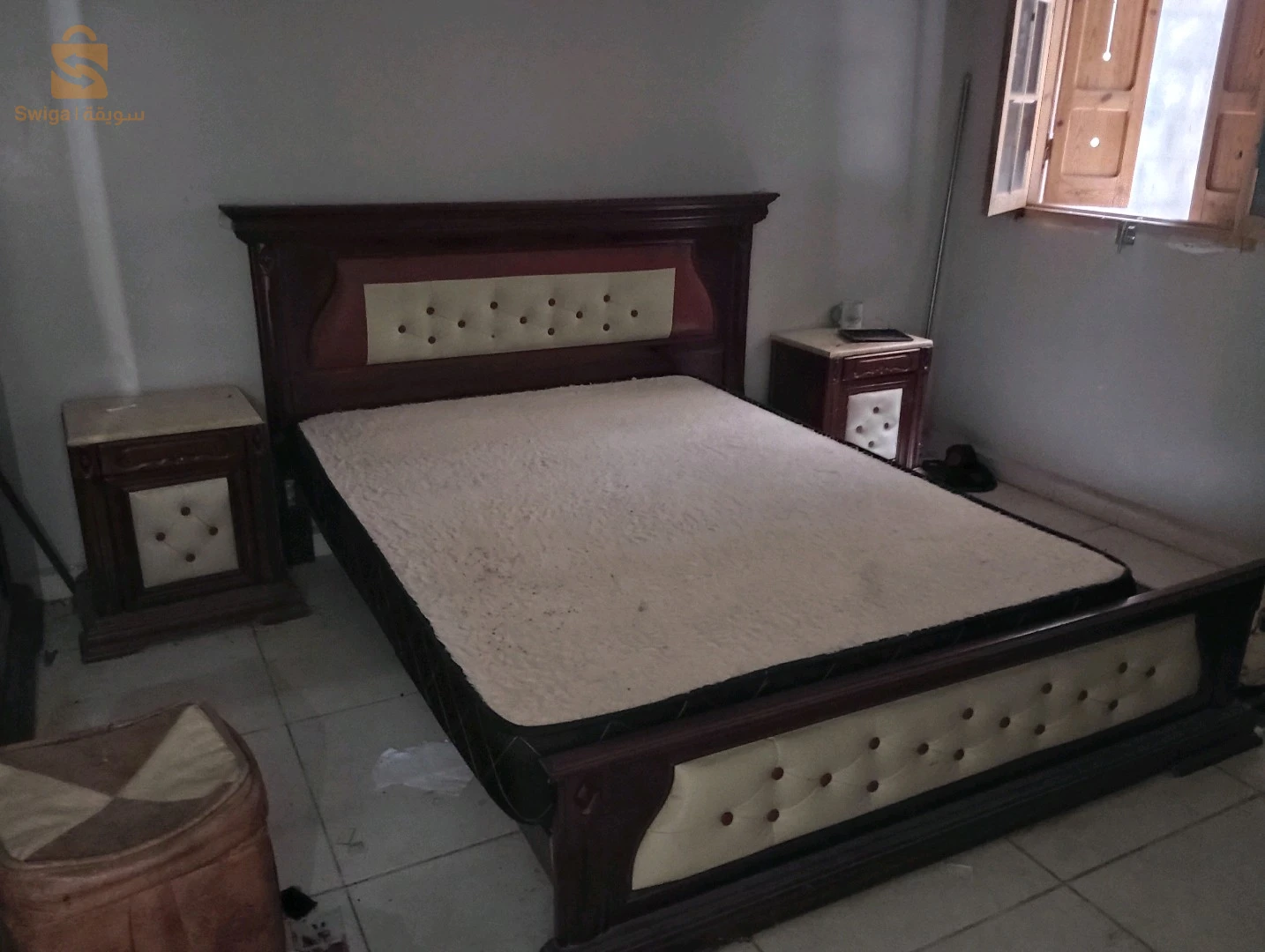 chambre avec lits coffret et matelas Bois rouge