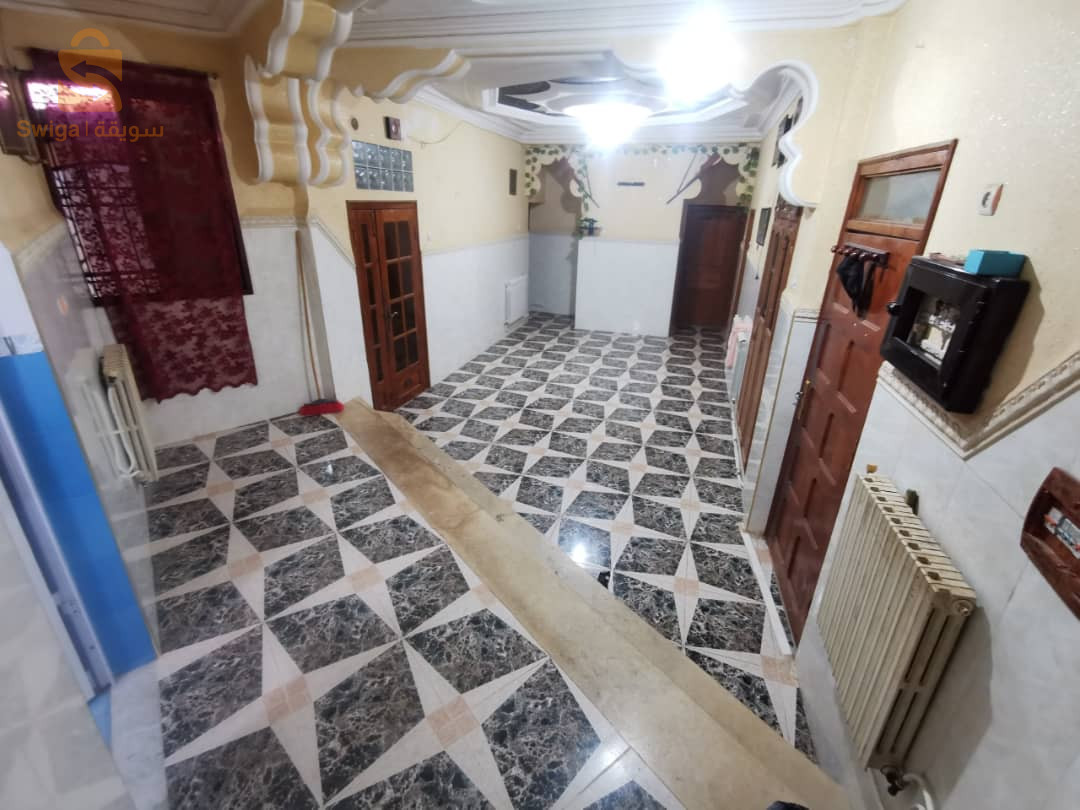 الطابق الاول قاراجات و كاين صوندة تاع ماء مع حوس
الطابق الثاني 03 غرف كبيرة و كوزينة و حمام صونة
الطابق الثالث 04 غرف كبيرة و كوزينة كبيرة و كاين شوفاج سونترال
الطابق الثالث 02 غرف كبيرة و سطح فيه وحد 200 متر
المهتم فقط يتصل
ليفري فونصي و عقد