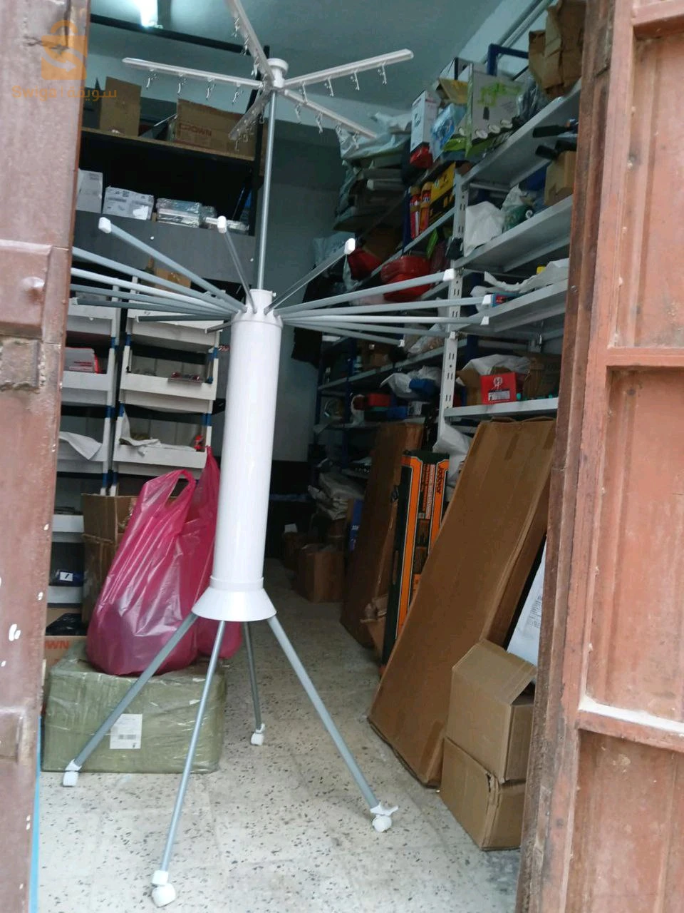 منشر غسيل معدني قابل للطي.