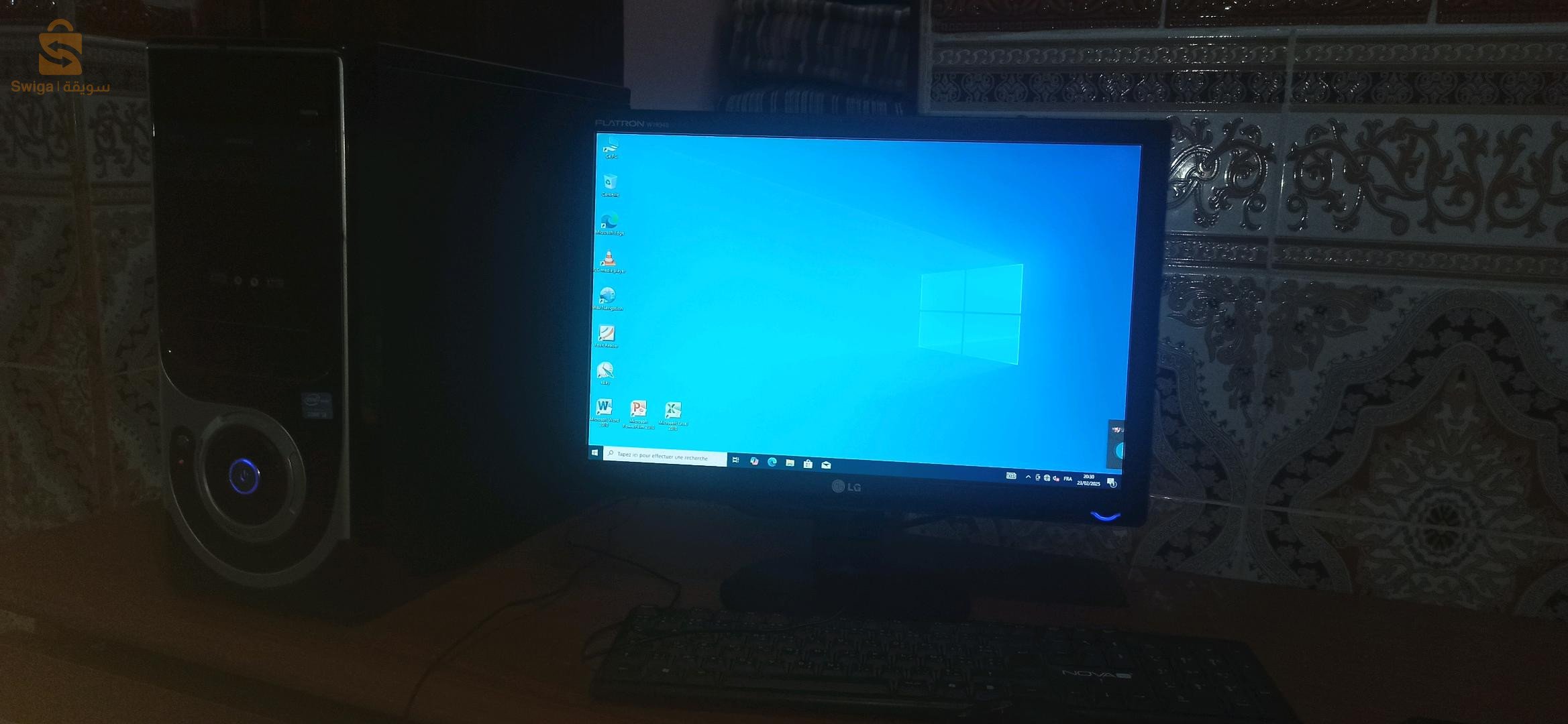 كمبيوتر مكتبي نظيف