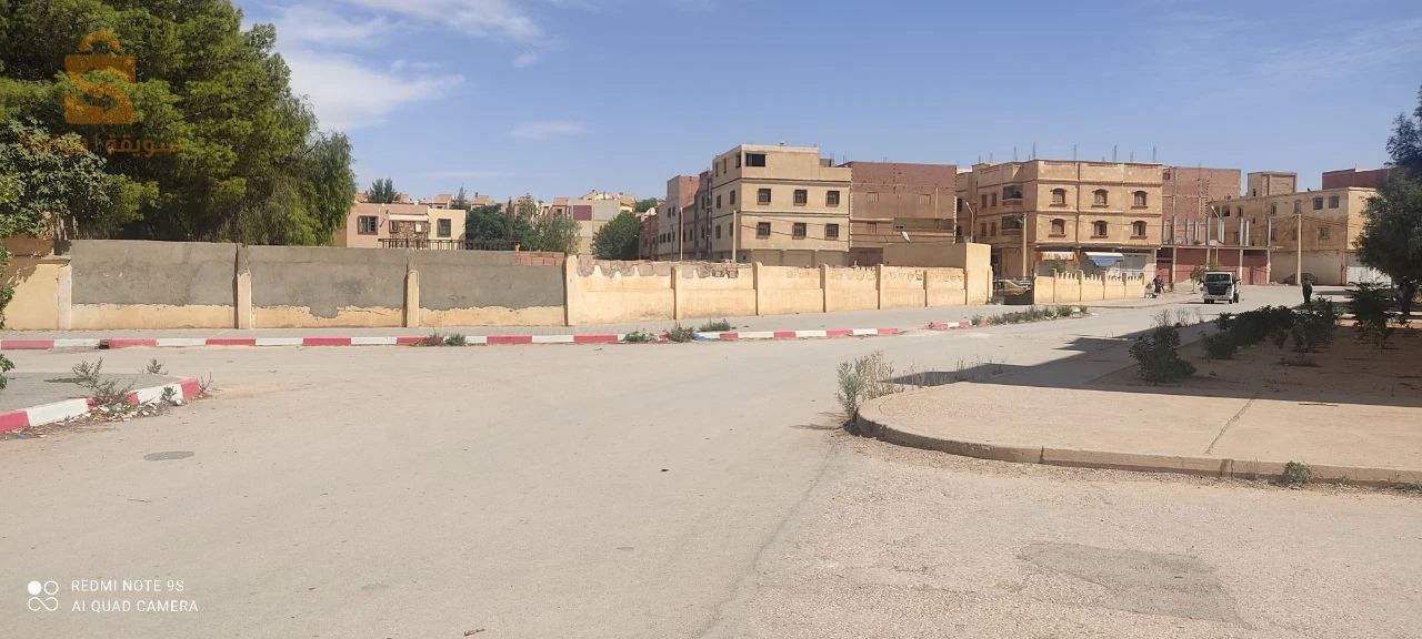 الجلفة قطعة أرض ثلاث واجهات 2500م.م