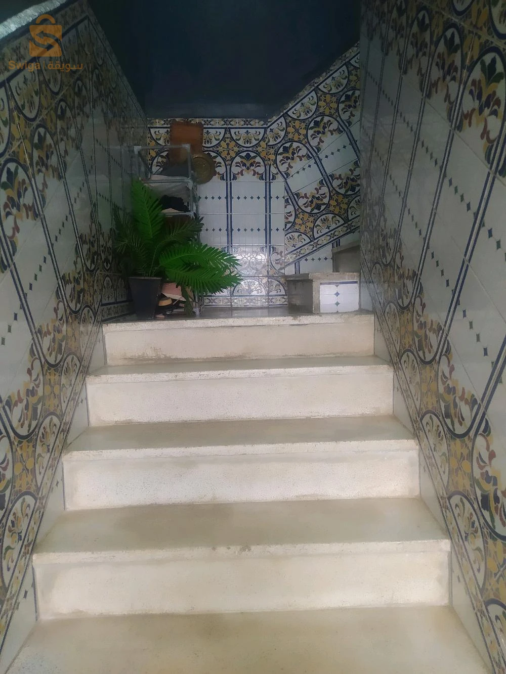 je met en vente appartement style colonial aménagé dans une cohabitation au niveau d'El biar situé dans un cartier calm pré de l'hôpital bitraria et CCI balegh le prix de vente 1 milliards 300 même prix d'achat sans compter les rénovations