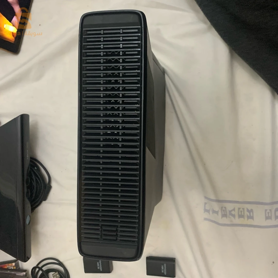 Xbox 360 + Kinect + 2 Manéttes Avec 2 Battries Original Et Son Cable+ 12 Jeux Originaux