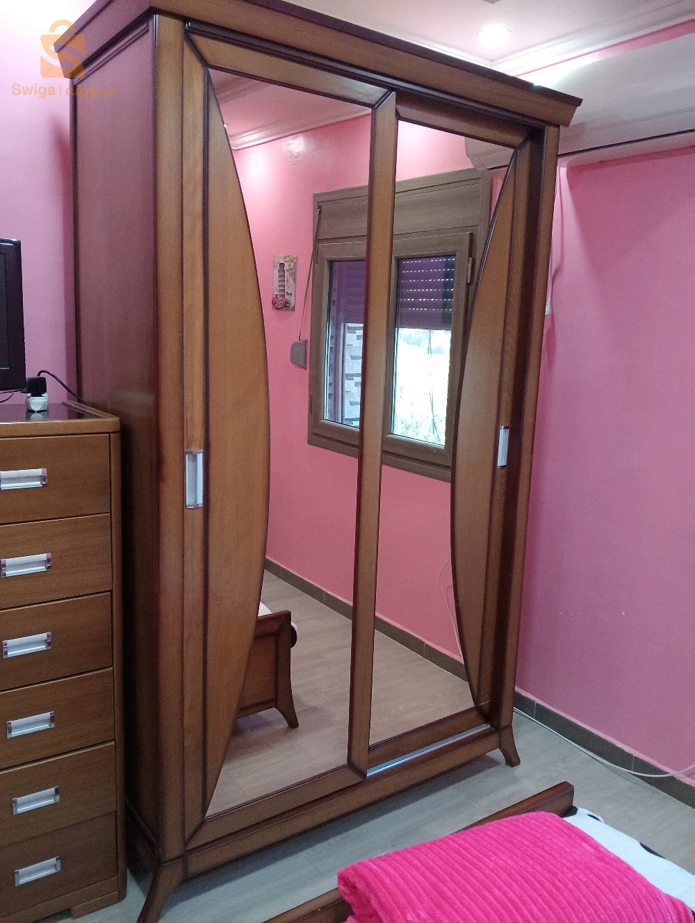Chambre adulte avec bureau et chiffonnier en bois être