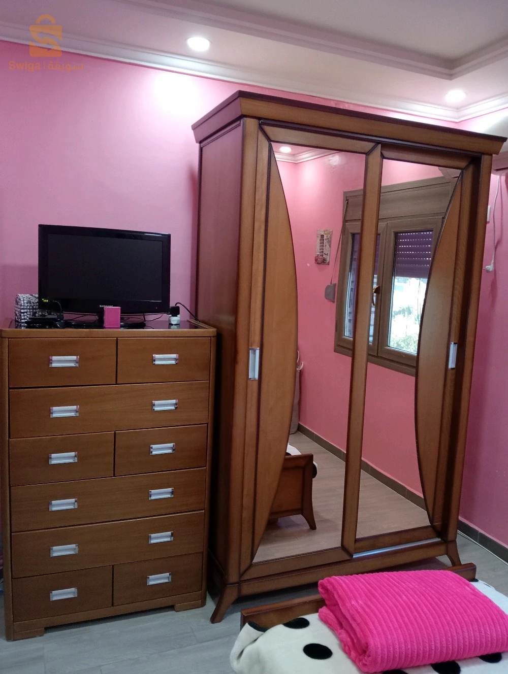 Chambre adulte avec bureau et chiffonnier en bois être