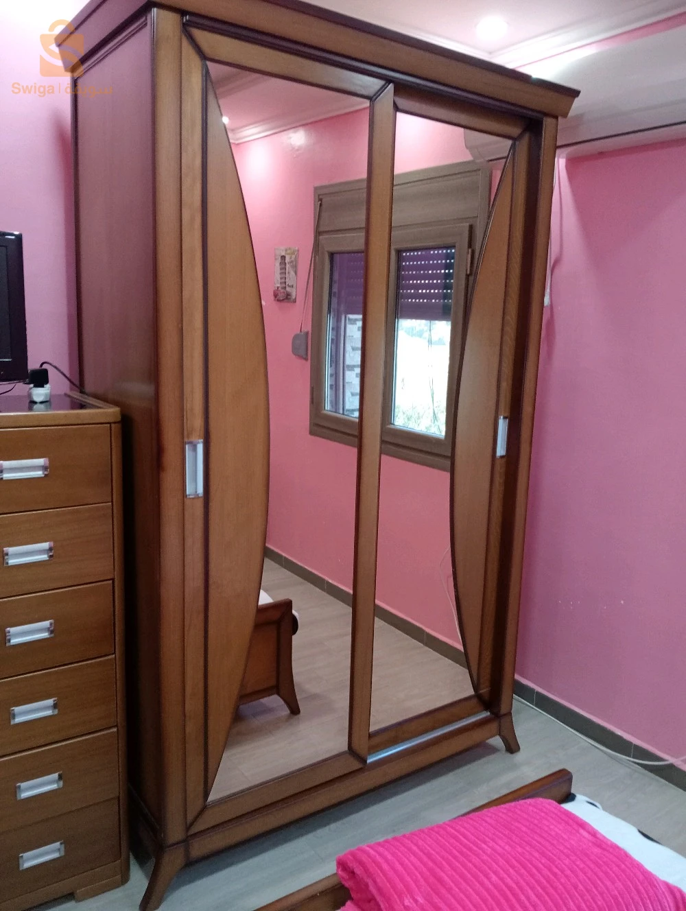 Chambre adulte avec bureau et chiffonnier en bois être