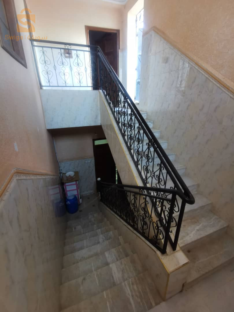 الطابق الاول قاراجات و كاين صوندة تاع ماء مع حوس
الطابق الثاني 03 غرف كبيرة و كوزينة و حمام صونة
الطابق الثالث 04 غرف كبيرة و كوزينة كبيرة و كاين شوفاج سونترال
الطابق الثالث 02 غرف كبيرة و سطح فيه وحد 200 متر
المهتم فقط يتصل
ليفري فونصي و عقد