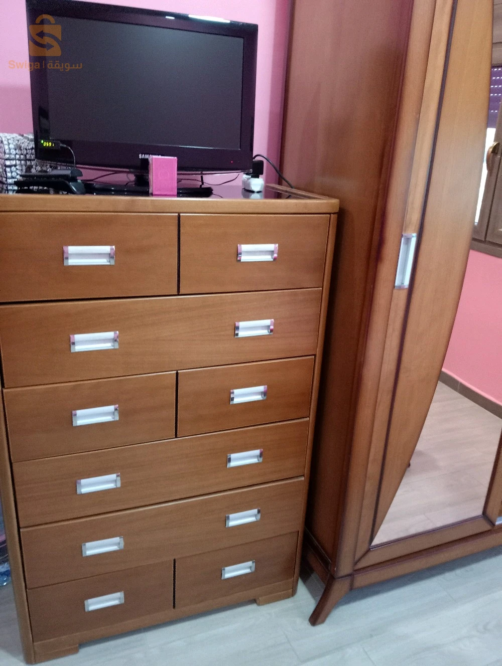 Chambre adulte avec bureau et chiffonnier en bois être