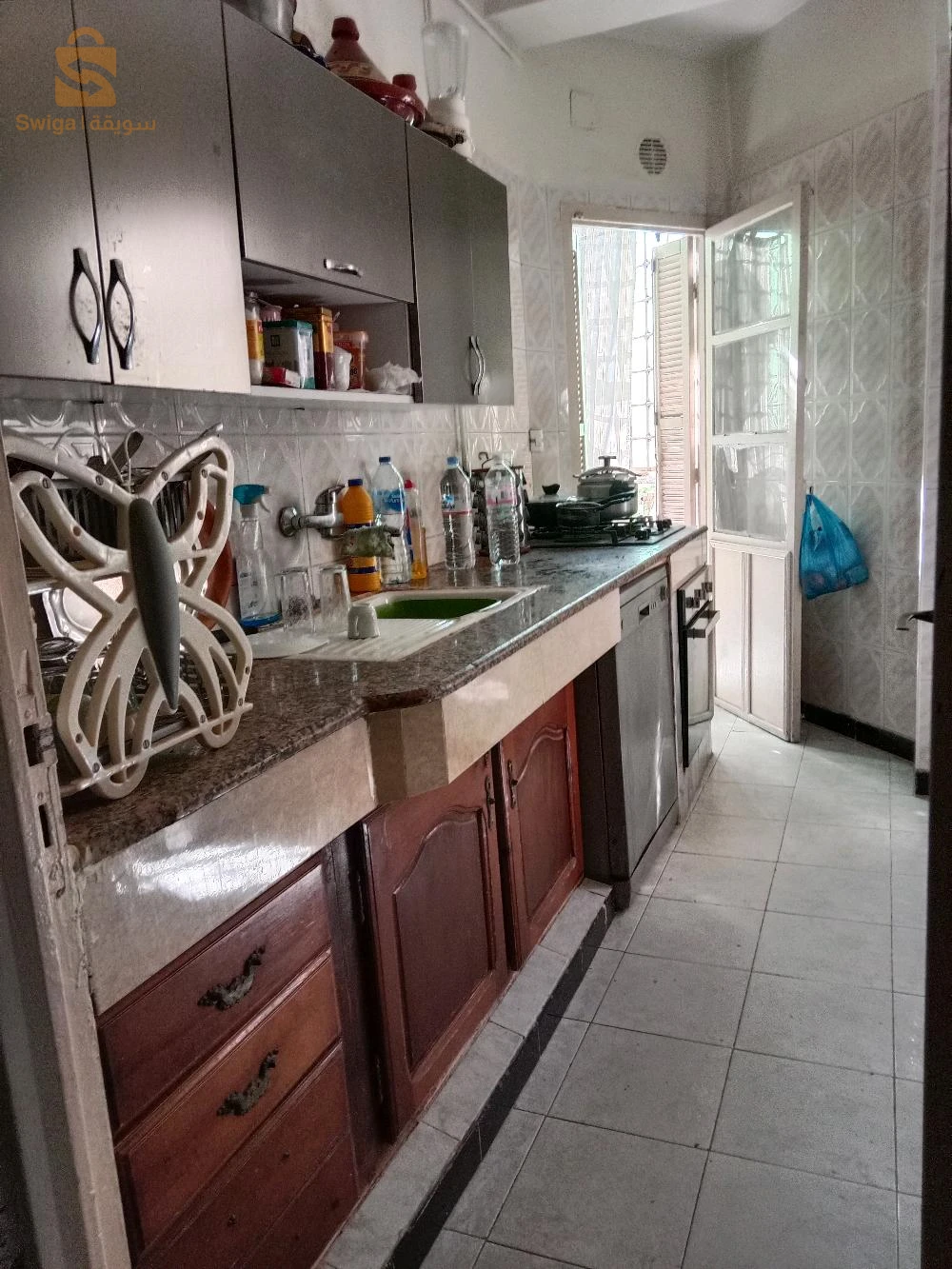 Une belle appartements à haï sabah 2éme étage 
double façade 
ensoleillé tout la journée 
avec 2 climatiseurs
chauffage 
chauffe bain 
la cuisine resté comme il est