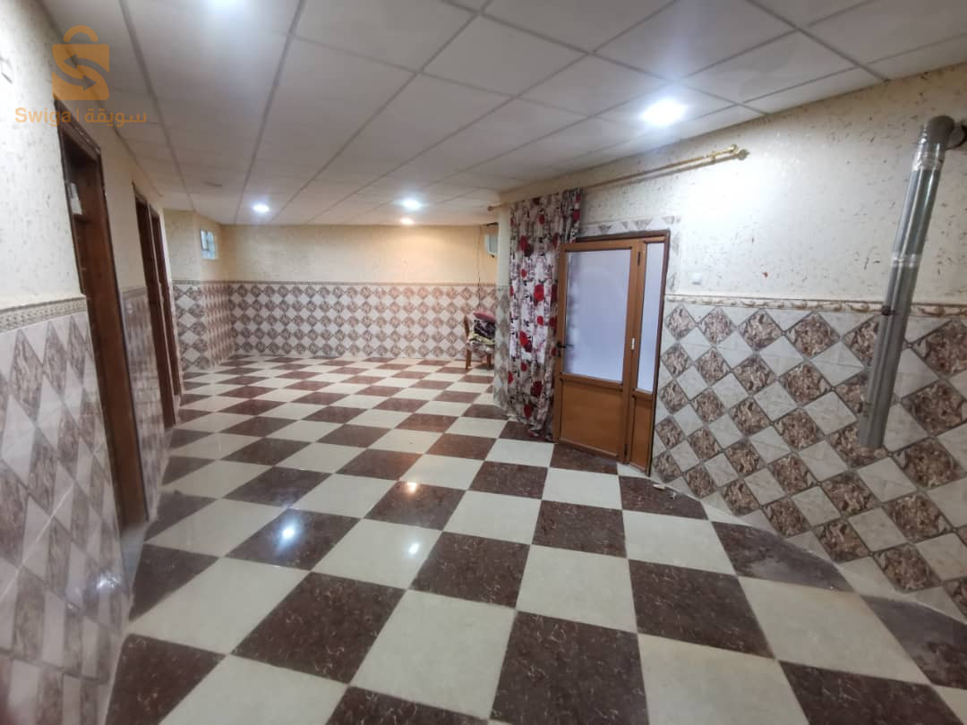 الطابق الاول قاراجات و كاين صوندة تاع ماء مع حوس
الطابق الثاني 03 غرف كبيرة و كوزينة و حمام صونة
الطابق الثالث 04 غرف كبيرة و كوزينة كبيرة و كاين شوفاج سونترال
الطابق الثالث 02 غرف كبيرة و سطح فيه وحد 200 متر
المهتم فقط يتصل
ليفري فونصي و عقد