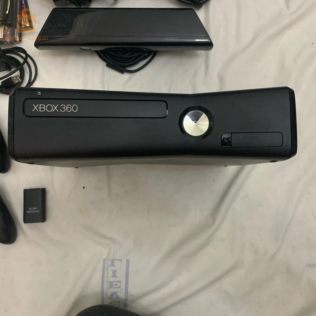 Xbox 360 + Kinect + 2 Manéttes Avec 2 Battries Original Et Son Cable+ 12 Jeux Originaux