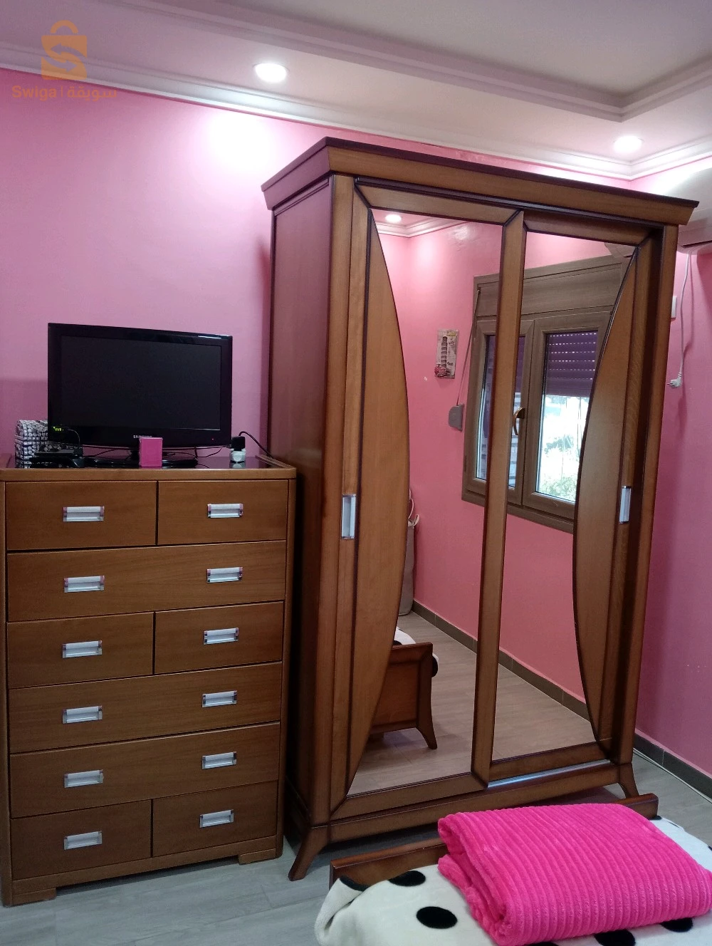 Chambre adulte avec bureau et chiffonnier en bois être