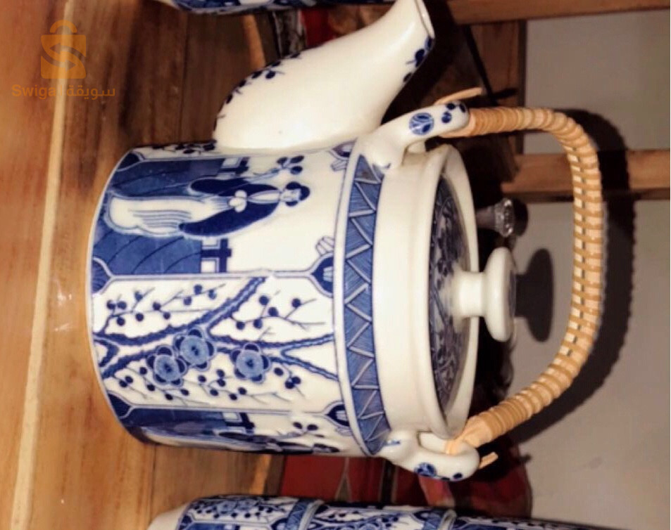 service vintage théière et sic tasses + une théière en porcelaine du JAPAN