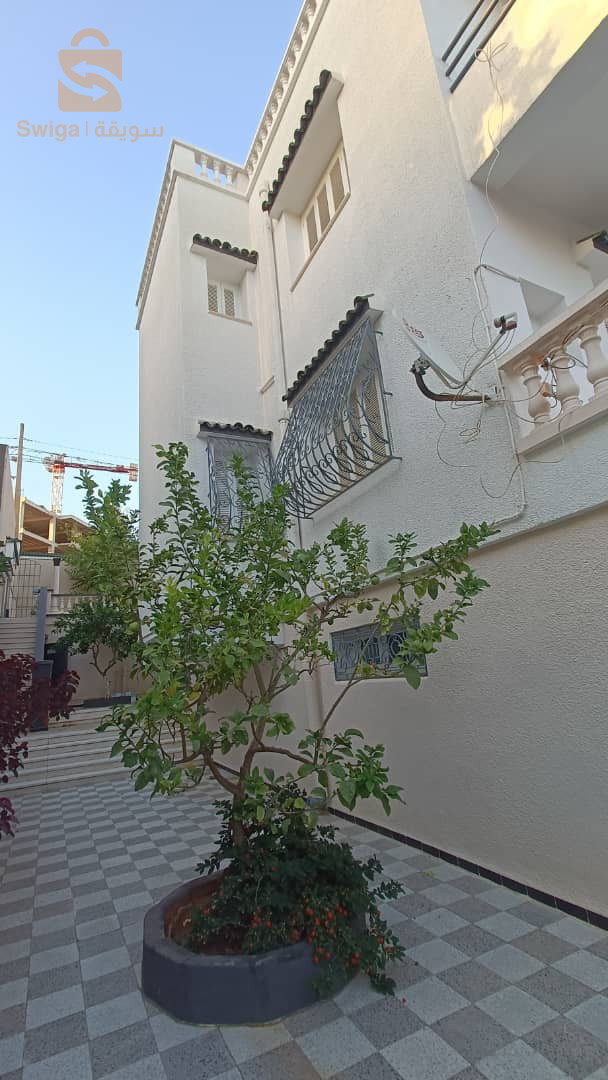 Villa R+2  située à Bouzaréah, bouhamam 809m²