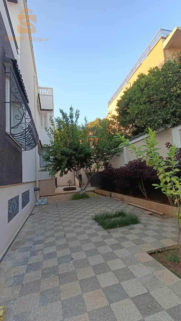 Villa R+2  située à Bouzaréah, bouhamam 809m²
