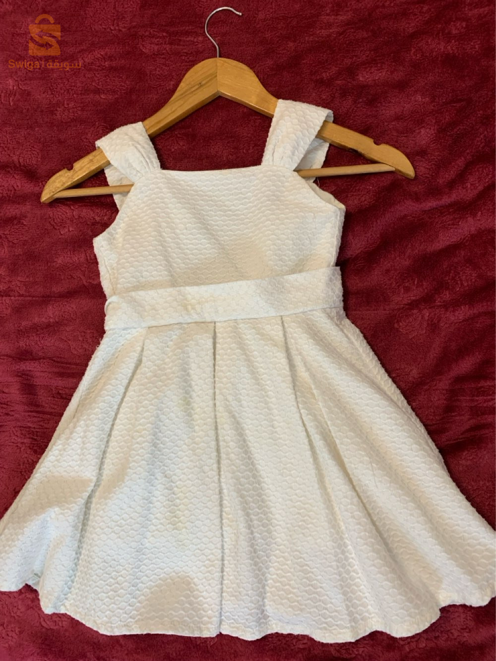 une très belle robe blanche pour fillette