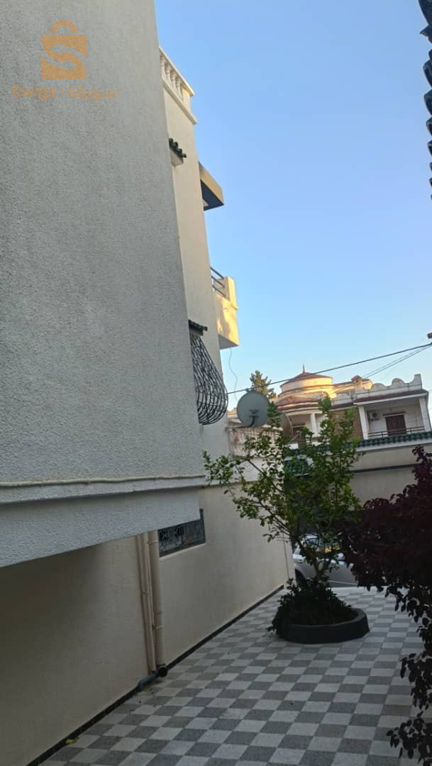 Villa R+2  située à Bouzaréah, bouhamam 809m²