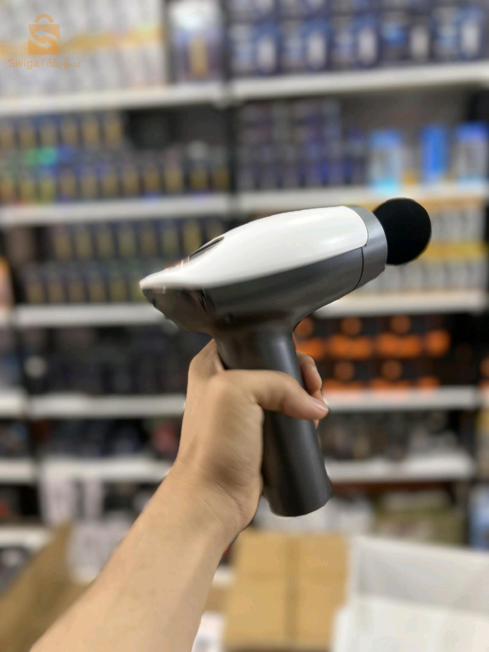 جهاز Double-head Massager (مدلك مزدوج الرأس) موديل SL-921.أهم المميزات:	•	10 مستويات سرعة (10 speed levels)	•	بطارية تدوم طويلاً	•	تشغيل لاسلكي بدون أسلاك	•	عدة رؤوس للتدليك حسب الحاجة:	•	الرأس الكروي (Spherical head): مناسب لتدليك الكتف والظهر.	•	رأس U (U-head): مناسب للرقبة والكتفين.	•	رأس مسطح (Platycephaly): لتدليك عضلات الجسم الكبيرة.	•	رأس مخروطي (Conical head): مناسب لتدليك جميع أجزاء الجسم