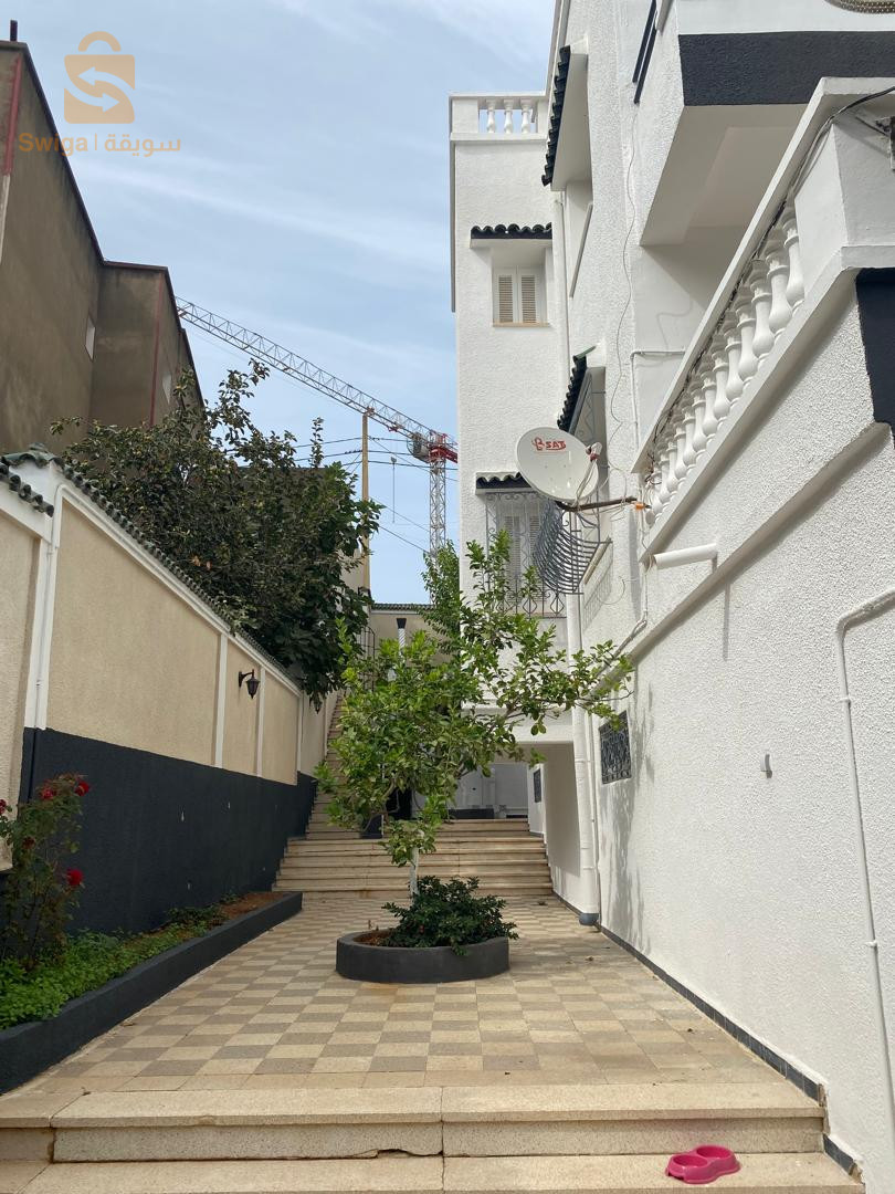 Villa R+2  située à Bouzaréah, bouhamam 809m²