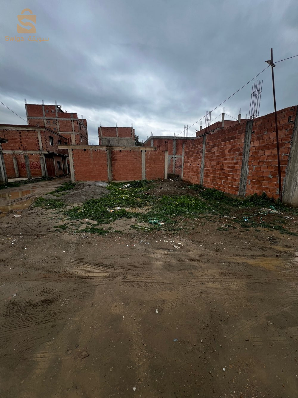 قطعة ارض ذات جهتين